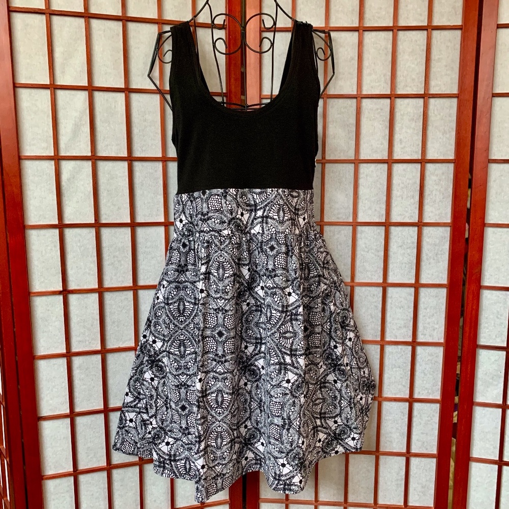 Express Black & White Skater Dress - Picture 2 of 8